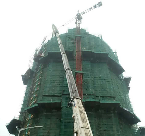 湟源吊车在工地上作业